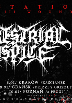 Czarne tło z białym ozdobnym napisem z nazwą zespołu.