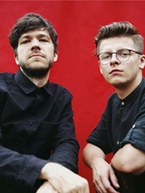 The Bullseyes. Daj mężczyźni siedza obok siebie.