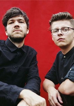 The Bullseyes. Daj mężczyźni siedza obok siebie.