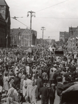 Stara, archiwalna fotografia. Tłuma na obecnym placu Mickiewicza
