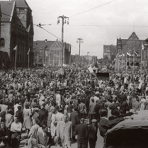Stara, archiwalna fotografia. Tłuma na obecnym placu Mickiewicza