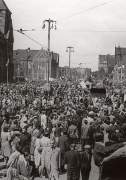 Stara, archiwalna fotografia. Tłuma na obecnym placu Mickiewicza
