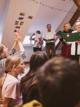 Wsytępujący seniorzy w sali Fyrtla Główna.