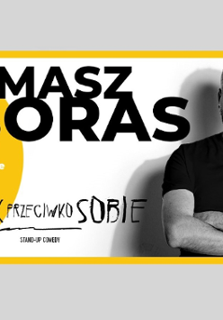 Mężczyzna stoi ze skrzyżowanymi rękoma, obok informacje o wydarzeniu.