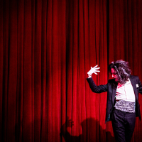 Tragifarsa zamiast hagiografii