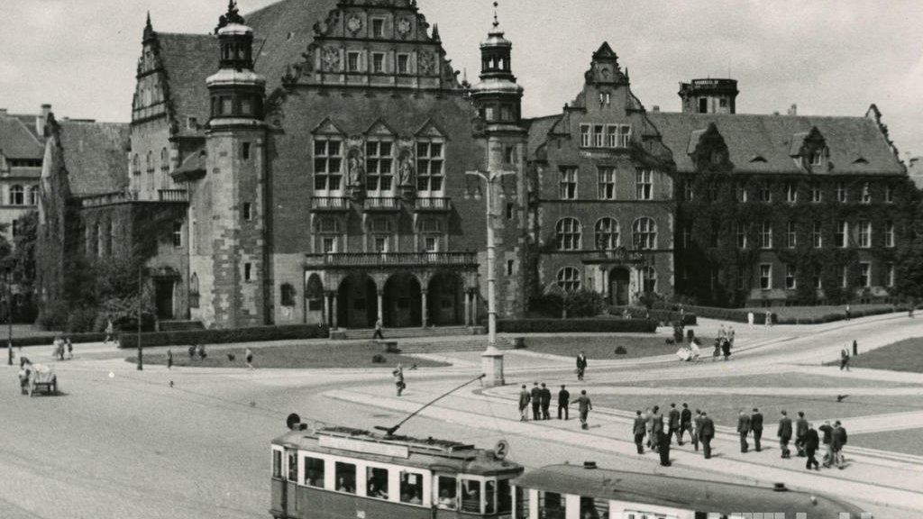 Tramwaj przed Aulą Uniwersytecką w roku 1957. Fot. M. Kornicki, ze zb. cyryl.poznan.pl