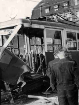 Stara fotografia: Ludzie i tramwaj