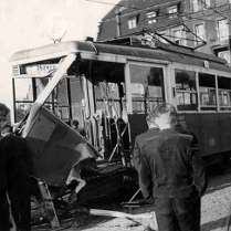 Stara fotografia: Ludzie i tramwaj