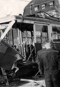 Stara fotografia: Ludzie i tramwaj