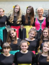 Na zdjęciu dzięwczeta z chóry SKOWRONKI