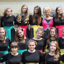 Na zdjęciu dzięwczeta z chóry SKOWRONKI