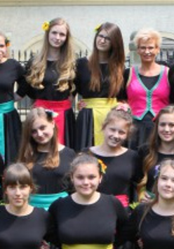 Na zdjęciu dzięwczeta z chóry SKOWRONKI
