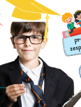Plakat prezentuje młodego ucznia w dużych okularach. W rękach trzyma tablet do notowania. Na szyi ma zabawny okular dla dorosłych. W tle znajdują się różne napisy z informacjami o wydarzeniu.