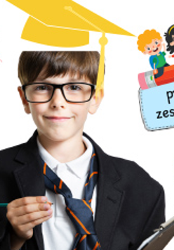 Plakat prezentuje młodego ucznia w dużych okularach. W rękach trzyma tablet do notowania. Na szyi ma zabawny okular dla dorosłych. W tle znajdują się różne napisy z informacjami o wydarzeniu.