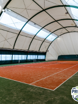 Zakryty kort tenisowy.