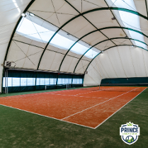 Zakryty kort tenisowy.