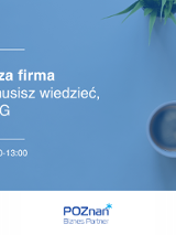 Grafika promocyjna szkolenia. Na zdjęciu w tle biurko z laptopem, kawą i kwiatkiem oraz zeszytem i długopisem