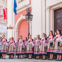 Dziewczynki w ludowych strojach ukraińskich