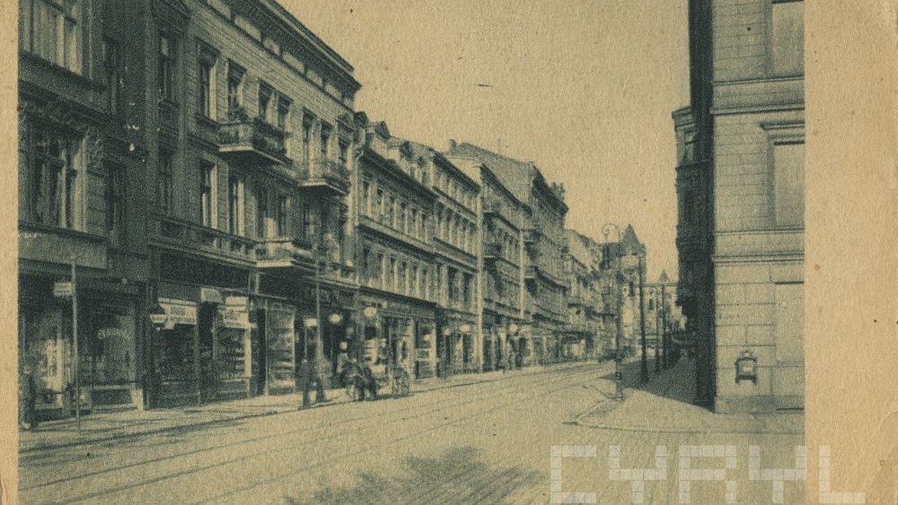 Czarno-białe zdjęcie poznańskiej ulicy.
