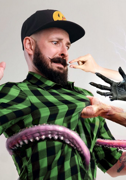 Plakat zapowiada nowy program stand-up Adama Van Bendlera zatytułowany "Ultimatum". Artysta w zielonej koszuli w kratę i czapce z daszkiem jest wciągany przez smartfona, z którego wyrastają macki i demoniczne dłonie. Kompozycja utrzymana jest w jasnej kolorystyce z wyraźnymi napisami w kolorach pomarańczowym i zielonym.