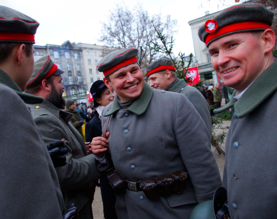 Umiechnięci mężczyźni w mundurach powstanców wielkopolskich