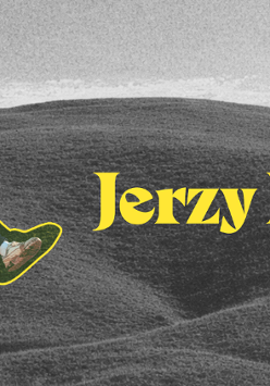 Plakat promujący koncert w ramach UP Next 2026. Na szarym zdjęciu, które przedstawia górzystą łąkę, kolorowe zdjęcie mężczyzny.