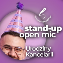 Różowe tło. Z okręgu wychyla się twarz mężczyzny z urodzinową czapką na głowie.