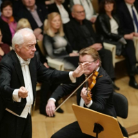 Uśmiech z puszczeniem oka