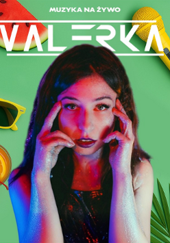 Artyska na zielonym tle, za nią żółte okulary słoneczne, kawałek arbuza, drink z kawałkiem pomarańczy i czereśnią, żółty mikrofon.