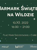 Plakat reklamuje VII Jarmark Świąteczny na Wildzie. Znajduje sie na nim nazwa oraz szczegóły wydarzenia. Po lewej stronie obrazka widoczny jest rysunek słoika, w którym jest zamknięte miasto spowite zimową, świąteczną aurą. Wszystko znajduje się na zielonym tle.