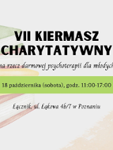 Informacje o kiermaszu charytatywnym, w tle narysowane kilka książek, zapalona świeczka i jesienne liście.