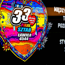 Kolorowe serduszko ozdobione kwiatami na czarnym tle. Na środku serduszka biały napis: "33 Finał Sztab Ławica 4544" i małe czerwone serduszko z napisem "wielka orkiestra świątecznej pomocy". Po prawej stronie biały napis informujący o dacie i miejscu zdarzenia.