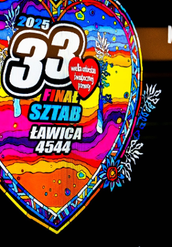 Kolorowe serduszko ozdobione kwiatami na czarnym tle. Na środku serduszka biały napis: "33 Finał Sztab Ławica 4544" i małe czerwone serduszko z napisem "wielka orkiestra świątecznej pomocy". Po prawej stronie biały napis informujący o dacie i miejscu zdarzenia.