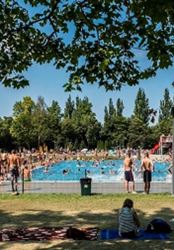 Wypoczynek na pływalni letniej: w basenie, na trawie.