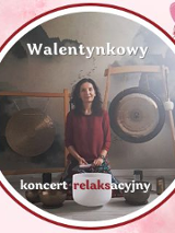 Artystka klęczy wśród mis i gongów, dookoła bordowo-różowa ramka z serduszkowymi balonikami. Napis: Walentynkowy koncert relaksacyjny.