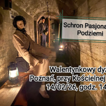 Wnętrze podziemnego schronu. Na nim dwa manekiny przebrane w stare stroje robocze.