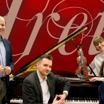 Grupa artystów - muzyków przy instrumentach na czerwonym tle.