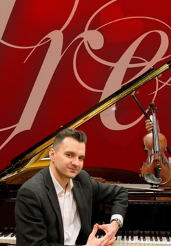 Grupa artystów - muzyków przy instrumentach na czerwonym tle.