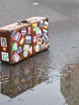 walizka obwiązana paskiem