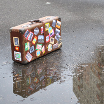 walizka obwiązana paskiem