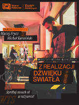 Wnętrze sali warsztatowej, na pierwszym planie konsola i komputer, nad którą pochylają się uczestnicy warsztatów. Na zdjęciu napisy, które informują o warsztatach.