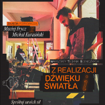 Wnętrze sali warsztatowej, na pierwszym planie konsola i komputer, nad którą pochylają się uczestnicy warsztatów. Na zdjęciu napisy, które informują o warsztatach.