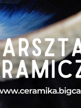 Fragment miski ceramicznej, na niej napis Warsztaty ceramiczne, oraz adres internetowy organizatora warsztatów.