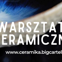 Fragment miski ceramicznej, na niej napis Warsztaty ceramiczne, oraz adres internetowy organizatora warsztatów.