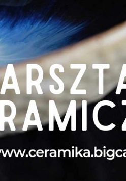 Fragment miski ceramicznej, na niej napis Warsztaty ceramiczne, oraz adres internetowy organizatora warsztatów.