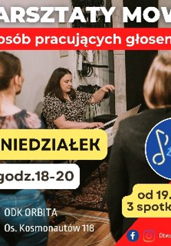 Grupa osób podczas warsztatów z emisji głosu mówionego. Na zdjęciu napisy, które informują o wydarzeniu.