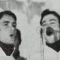 Grupa mężczyzn śpiewających razem