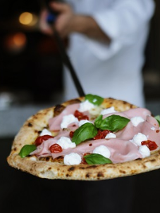 Pizza z suszonymi pomidorami i bazylią.