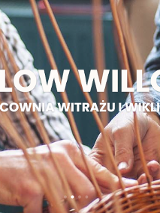 Dwch mężczyzn zaplata kosz wiklinowy. Zbliżenie na ich ręce.