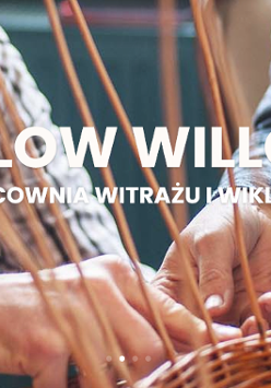 Dwch mężczyzn zaplata kosz wiklinowy. Zbliżenie na ich ręce.